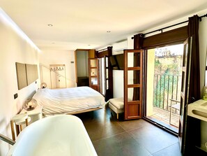 4 makuuhuonetta, silitysrauta/-lauta, vauvan matkasänky, ilmainen Wi-Fi