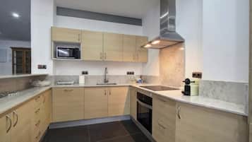 Microondas, horno, placa de cocina y lavavajillas