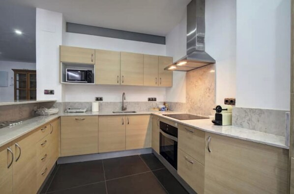 Microonde, forno, piano cottura, lavastoviglie