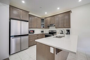 Kühlschrank, Mikrowelle, Ofen, Geschirrspüler