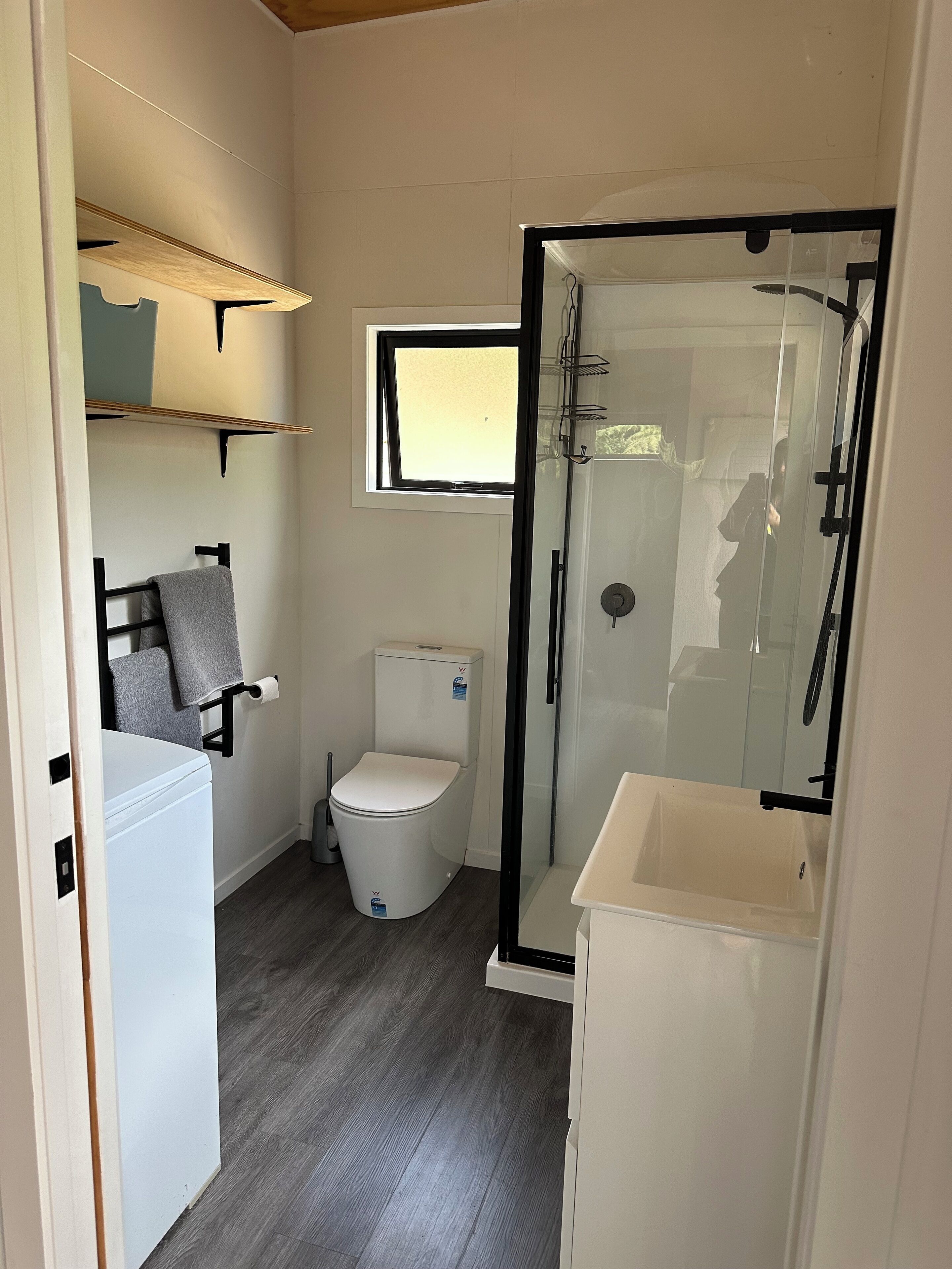 Dusch, hårtork, handdukar och tvål