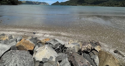 Bush & Beach Bliss: Private Self Contained Unit - Te Huia Haven