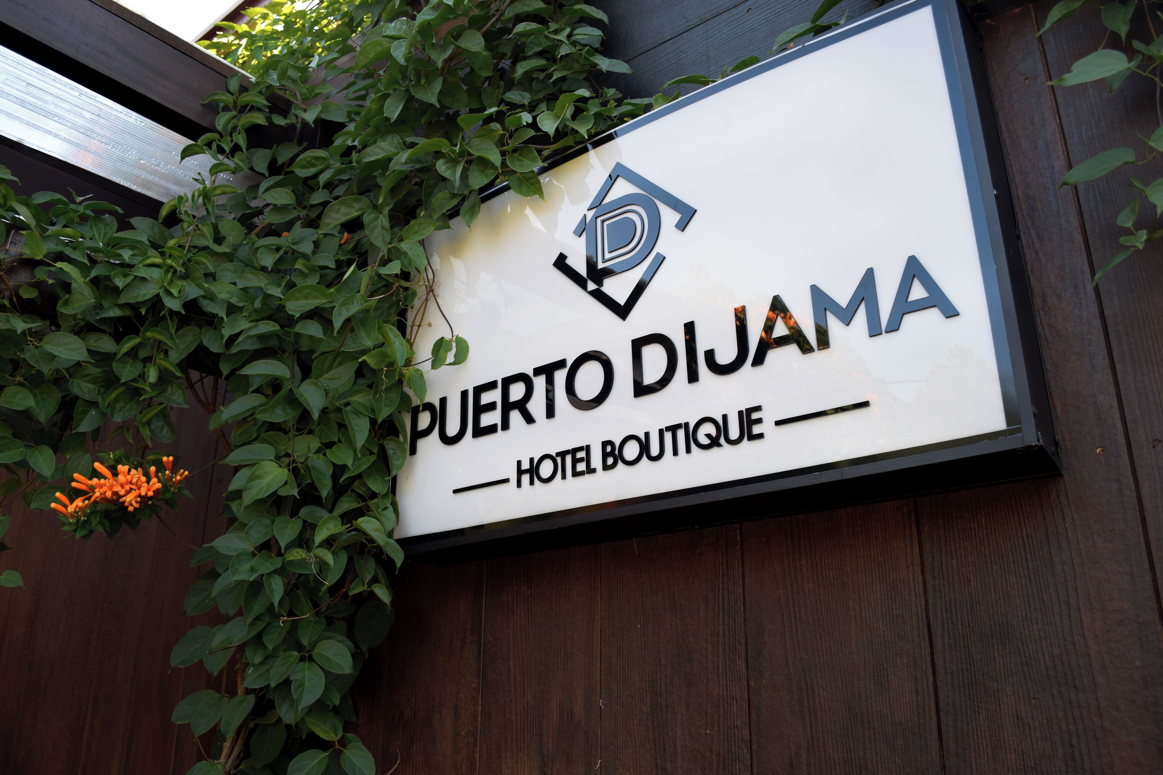 Señalización para el Hotel Boutique Puerto D'jama, con logotipo y el nombre del establecimiento.