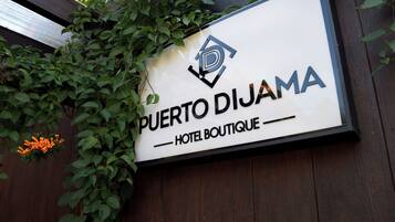 Señalización para el Hotel Boutique Puerto D'jama, con logotipo y el nombre del establecimiento.