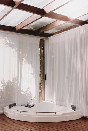 Habitación Deluxe, vistas al jardín | Bañera de hidromasaje privada