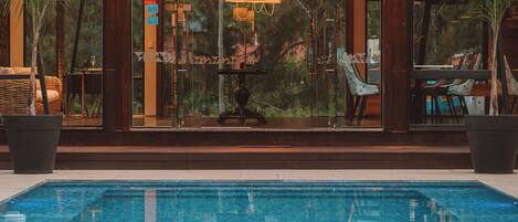 Piscina interna, piscina externa, guarda-sóis, espreguiçadeiras