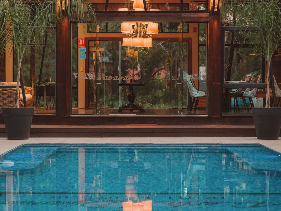 Innendørsbasseng,utendørsbasseng, bassengparasoller og solsenger