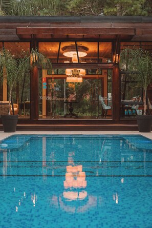 Indoor pool, outdoor pool, pool umbrellas, pool loungers - Puerto Dijama Hotel Boutique (Carmelo)