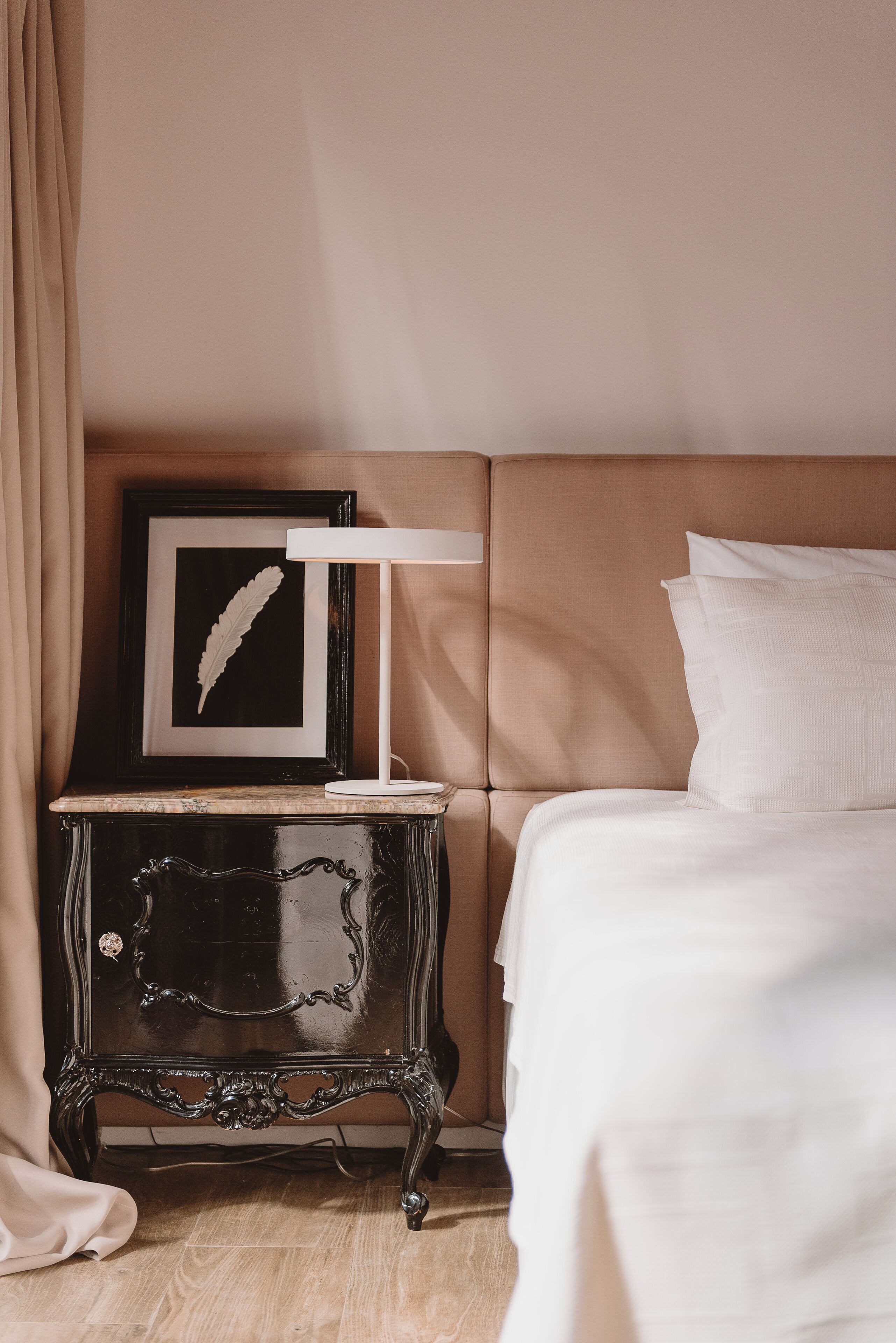 Ropa de cama de alta calidad, colchones con efecto memoria y minibar 