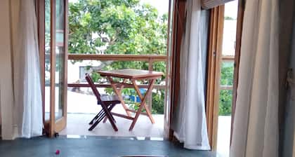 Cozy studio surrounded by large cashew trees less than 200m from the beach