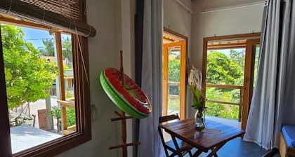 Cozy studio surrounded by large cashew trees less than 200m from the beach