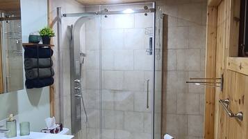 Regadera, amenidades de baño ecológicas, toallas, jabón