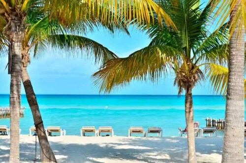 1000sqft Luxury Villa | 1-Min Walk to Ocean View | Soak Pool | Golf Cart Assistance + Breakfast