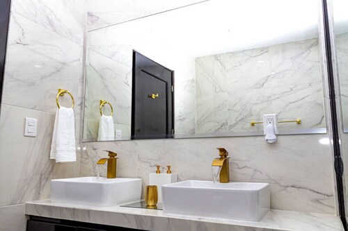 1-Min Walk to Ocean Views |  Pool Soak | 1000sqft Luxury Villa | Golf Cart Assistance + Breakfast