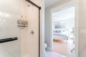 Regadera, toallas, shampoo, papel de baño 