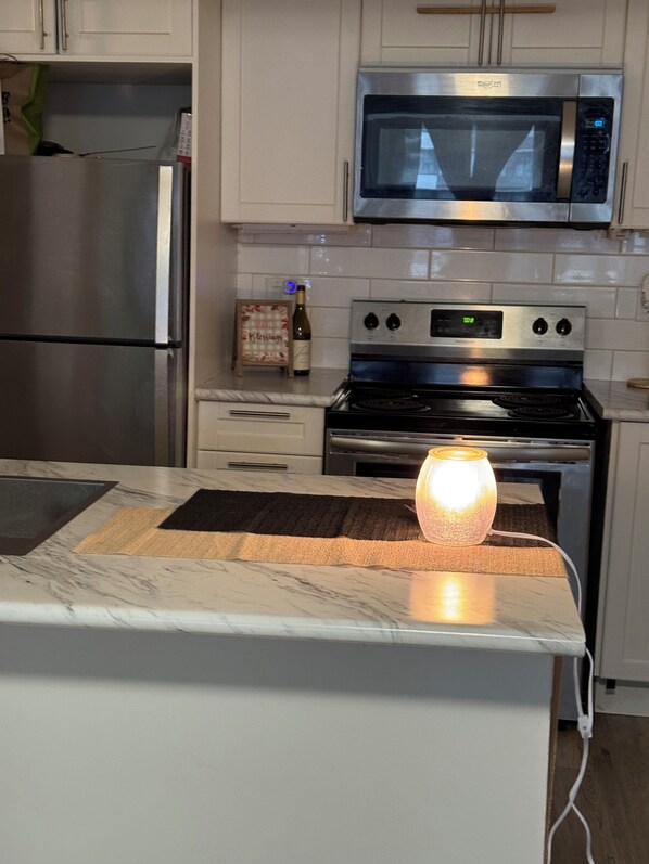 Private kitchen - Sophisticated short term getaway. Clean modern feel, sleek décor, and cozy feel (Toronto)