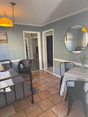 Interior - Unit 17 King suite kitchen Fast Wifi Smart TV (Hot Springs)