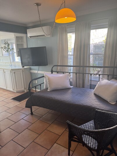 Unit 17 King suite kitchen Fast Wifi Smart TV