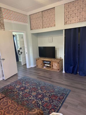 Interior - Unit 17 King suite kitchen Fast Wifi Smart TV (Hot Springs)