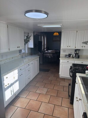 雪櫃、微波爐、焗爐、爐具