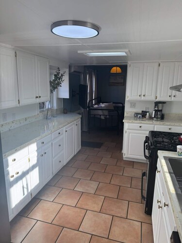 Unit 17 King suite kitchen Fast Wifi Smart TV