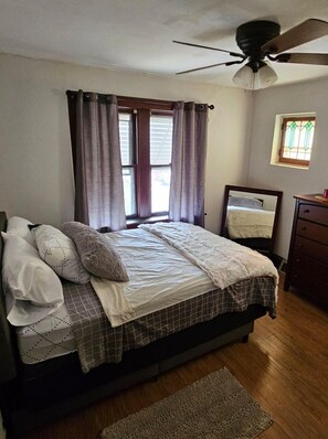 2 bedrooms, desk, iron/ironing board, travel cot - Charming 2-bedroom, cozy bungalow with sunroom in fabulous St. Louis with WiFi (St. Louis)
