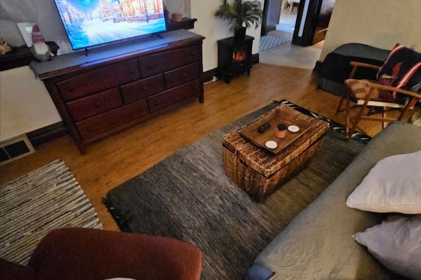 Cozy living room with games, multi seating options, wifi, free TV and Movie apps