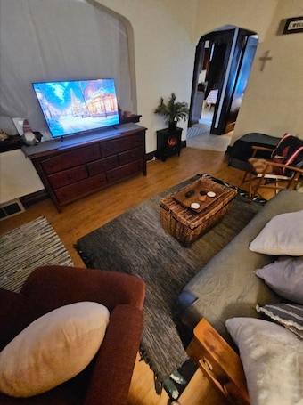 Smart TV, fireplace, books. Charming 2-bedroom, cozy bungalow with sunroom in fabulous St. Louis with WiFi