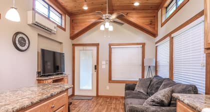Barnwell Mountain Cabins #1: Cabin/tiny home w/loft in Gilmer across from BMRA