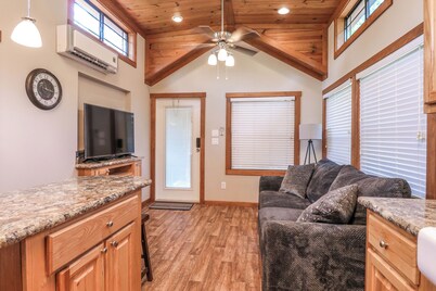 Barnwell Mountain Cabins #1: Cabin/tiny home w/loft in Gilmer across from BMRA