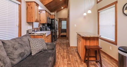 Barnwell Mountain Cabins #1: Cabin/tiny home w/loft in Gilmer across from BMRA