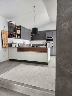 Kjøleskap, mikrobølgeovn, ovn og kokeplater