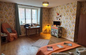 3 bedrooms, desk, WiFi, bed sheets