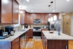 Fridge, microwave, oven, stovetop - Beautiful Family Getaway in Blue Mountain Lake (East Stroudsburg)