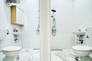 Douche, sèche-cheveux, serviettes fournies, savon