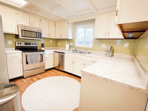 Spacious 4-bedroom Off-Campus House 