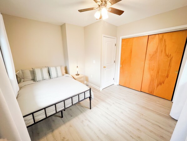 4 bedrooms, iron/ironing board, WiFi, bed sheets - Spacious 4-bedroom Off-Campus House  (Dayton)