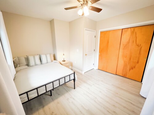 Spacious 4-bedroom Off-Campus House 