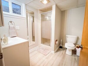 Shower, hair dryer, towels, soap - Spacious 4-bedroom Off-Campus House  (Dayton)