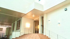 Ein modernes Gebäude mit einer Treppe, die zu einem Eingang führt.