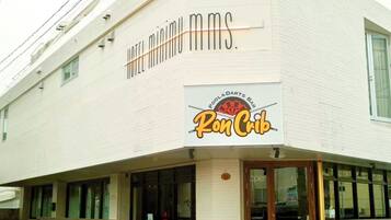 A building with a sign for "HOTEL MINIMU MMs" and a "POOL & DARTS BAR Ron Crib."