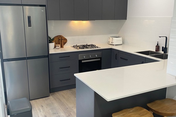 KĂŒhlschrank, Mikrowelle, Ofen, Herdplatte