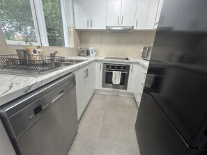 Een koelkast, een magnetron, een oven, een kookplaat