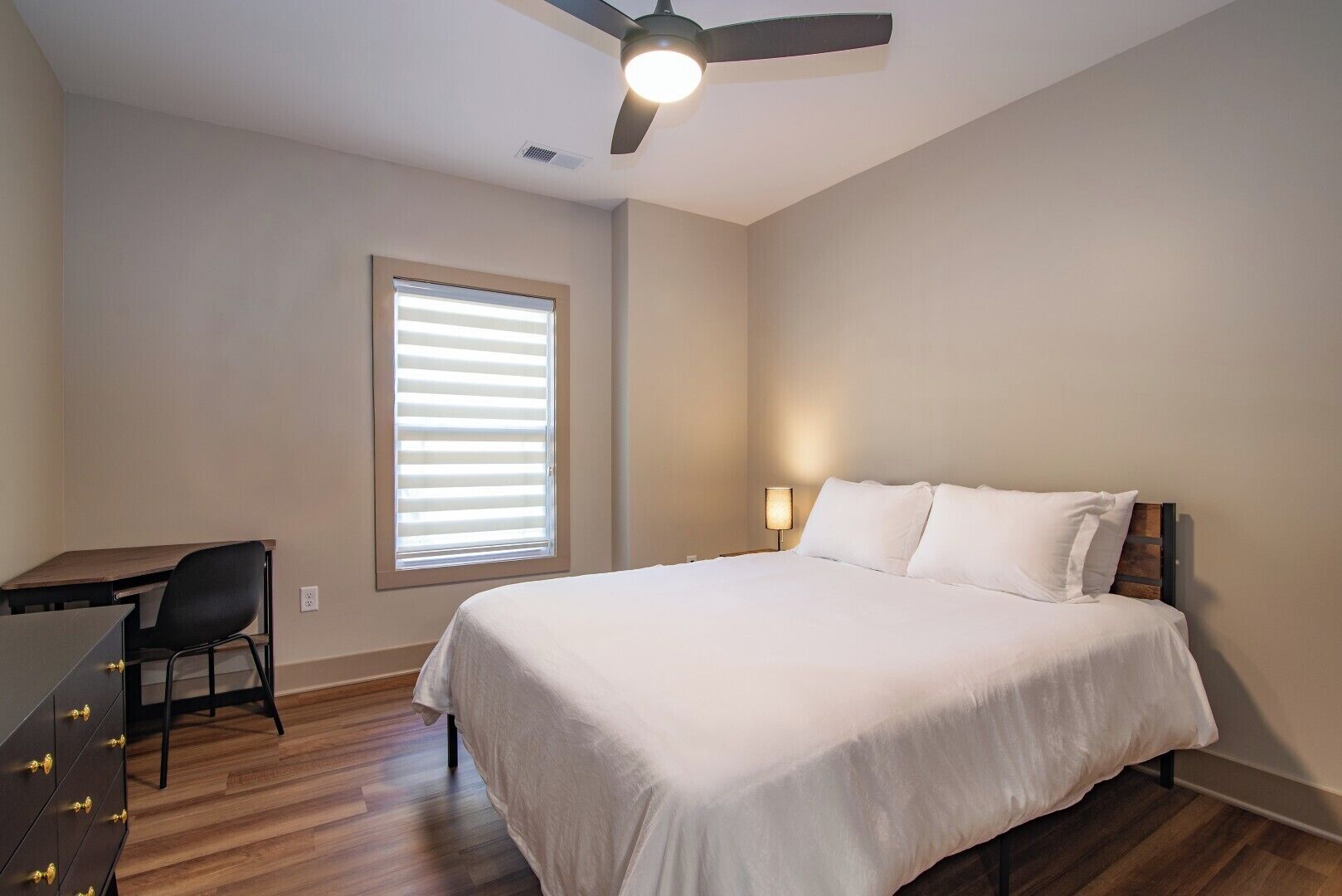 2 bedrooms, desk, WiFi (free), bed sheets