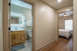 Secador de pelo, toallas, jabón, shampoo