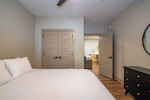 2 bedrooms, desk, free WiFi, bed sheets - The Elizabethtown Hideaway (Elizabethtown)