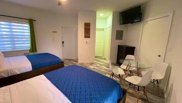 1 sovrum, skrivbord, strykjärn/strykbräda och gratis wi-fi