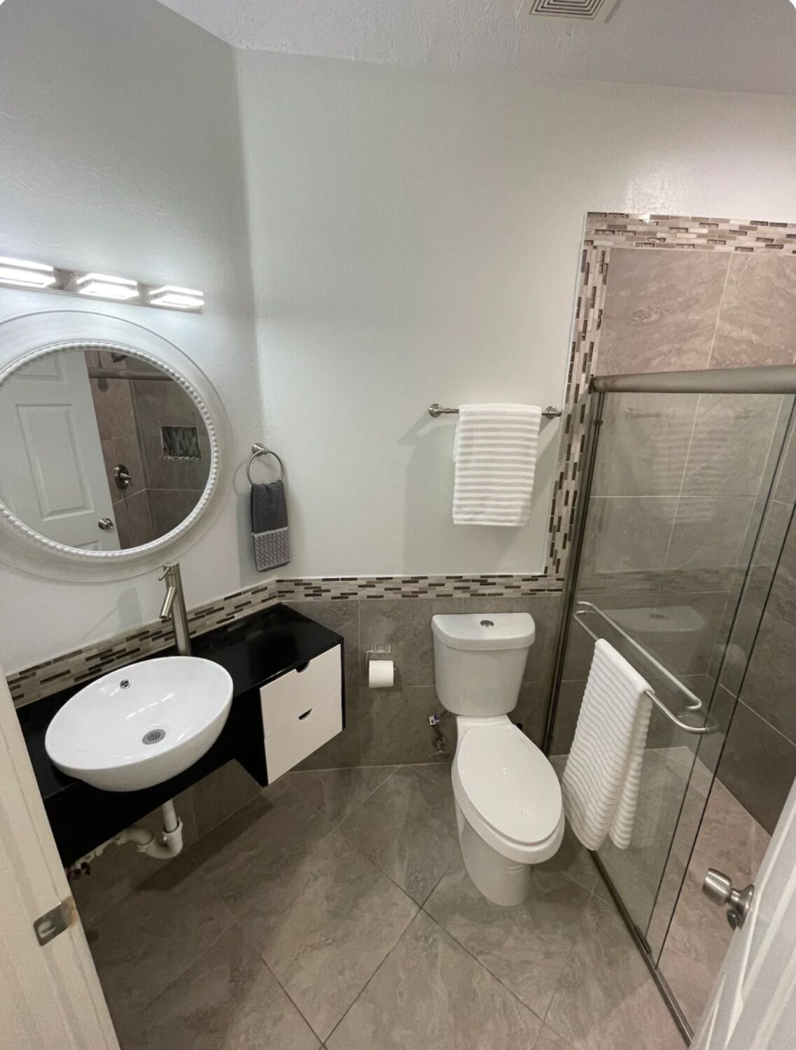 Dusche, Haartrockner, Handtücher, Seife