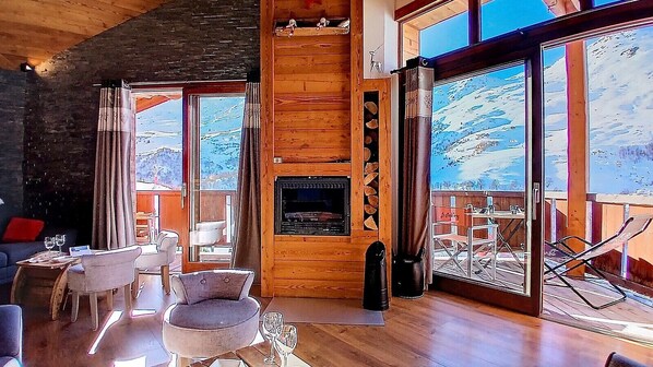 TV, fireplace