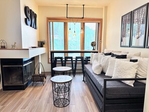 Smart-TV, Kamin, DVD-Player, Bücher